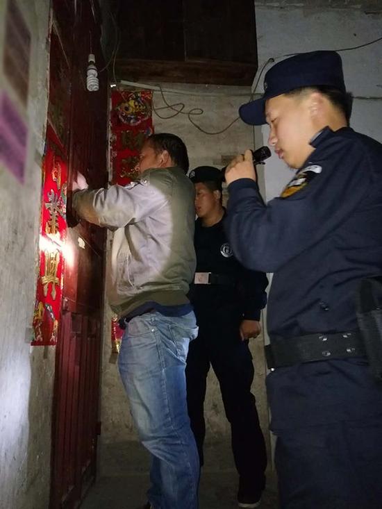 绵阳粗心妈妈误将幼女锁家中 